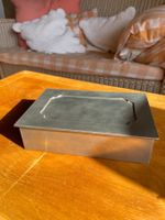 Schweizer Zinn‑Schatulle 20×13 cm, Justitia/Hahn, Feinzinn